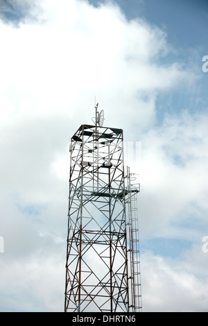 Die Antenne-Array-Telefon auf blauen Himmel. Stockfoto