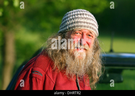 Seniorenporträt alter Hipster-Mann mit langen Haaren und Bart in einer Mütze, 60er Jahre Stockfoto