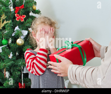 Frau überraschend kleine Mädchen mit Weihnachtsgeschenk Stockfoto