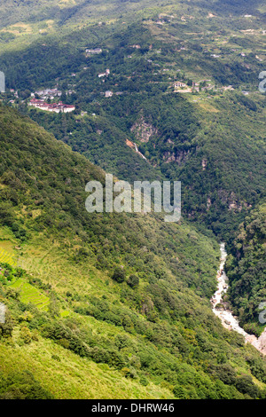 Trongsa Hills Dzong, Fluss, Mangde Chhu, Trongsa Markt, Könige Retreat, Aussicht vom Hotel Yanghil Resort, Trongsa, Ost Bhutan Stockfoto