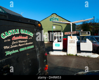 Alte Zapfsäulen, Fahrzeug und Schild in der Schloss-Garage an der A40-Straße durch Crickhowell, Powys, Wales UK KATHY DEWITT Stockfoto