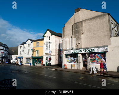 Ein Blick auf die Straße A40 Hauptstraße durch Crickhowell, Powys, Wales UK KATHY DEWITT Stockfoto