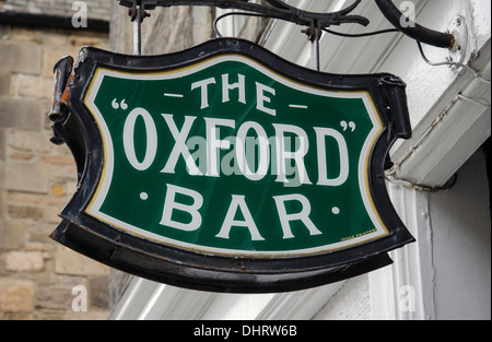 Melden Sie sich außerhalb der Oxford Bar in Young Street, das Wasserloch des Ian Rankins fiktiven Inspector Rebus. Stockfoto