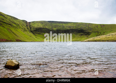 Llyn Y Fan Fach (Übersetzung: See The kleinen Peak)-ein natürlich vorkommendes See in der Black Mountain, Brecon Beacons, Wales Stockfoto