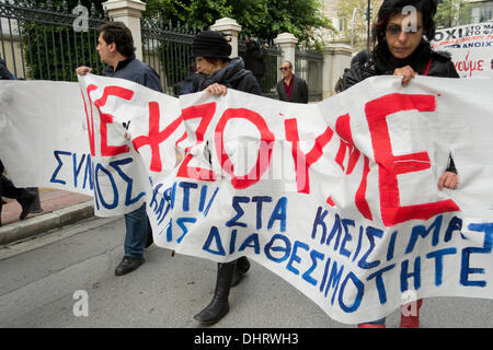 Athen, Griechenland. 14. November 2013. Demonstranten halten Banner und schreien Parolen gegen die griechische Regierung, wie sie im Protest des öffentlich-rechtlichen Fernsehens, März ERT ist heruntergefahren und die, mehr als 4.000 anstehenden Entlassungen von Griechenlands Kreditgeber bestellt. Bildnachweis: Nikolas Georgiou / Alamy Live News Stockfoto