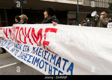 Athen, Griechenland. 14. November 2013. Demonstranten halten Banner und schreien Parolen gegen die griechische Regierung, wie sie im Protest des öffentlich-rechtlichen Fernsehens, März ERT ist heruntergefahren und die, mehr als 4.000 anstehenden Entlassungen von Griechenlands Kreditgeber bestellt. Bildnachweis: Nikolas Georgiou / Alamy Live News Stockfoto