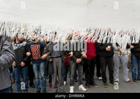 Athen, Griechenland. 14. November 2013. Demonstranten halten Banner und schreien Parolen gegen die griechische Regierung, wie sie im Protest des öffentlich-rechtlichen Fernsehens, März ERT ist heruntergefahren und die, mehr als 4.000 anstehenden Entlassungen von Griechenlands Kreditgeber bestellt. Bildnachweis: Nikolas Georgiou / Alamy Live News Stockfoto