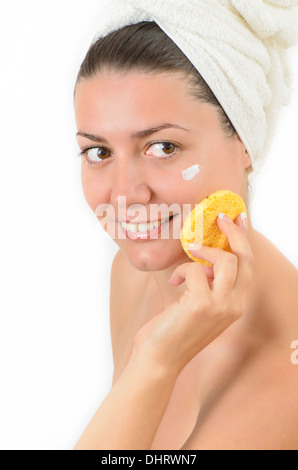 Junge schöne Frau, die Reinigung ihrer Haut Stockfoto