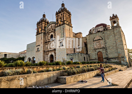 Kirche von Santo Domingo de Guzmán in der Altstadt mit Reinigung des Plazas 30. Oktober 2013 in Oaxaca Straßenkehrer, Stockfoto