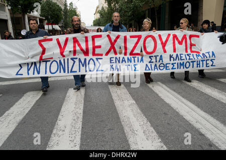 Athen, Griechenland. 14. November 2013. Demonstranten halten Banner und schreien Parolen gegen die griechische Regierung, wie sie im Protest des öffentlich-rechtlichen Fernsehens, März ERT ist heruntergefahren und die, mehr als 4.000 anstehenden Entlassungen von Griechenlands Kreditgeber bestellt. Bildnachweis: Nikolas Georgiou / Alamy Live News Stockfoto