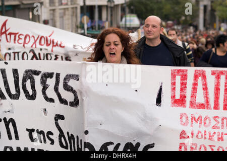 Athen, Griechenland. 14. November 2013. Demonstranten halten Banner und schreien Parolen gegen die griechische Regierung, wie sie im Protest des öffentlich-rechtlichen Fernsehens, März ERT ist heruntergefahren und die, mehr als 4.000 anstehenden Entlassungen von Griechenlands Kreditgeber bestellt. Bildnachweis: Nikolas Georgiou / Alamy Live News Stockfoto