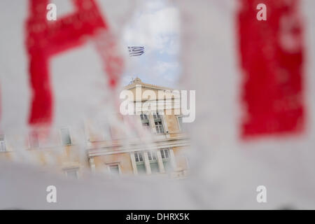 Athen, Griechenland. 14. November 2013. Demonstranten halten Banner und schreien Parolen gegen die griechische Regierung, wie sie im Protest des öffentlich-rechtlichen Fernsehens, März ERT ist heruntergefahren und die, mehr als 4.000 anstehenden Entlassungen von Griechenlands Kreditgeber bestellt. Bildnachweis: Nikolas Georgiou / Alamy Live News Stockfoto