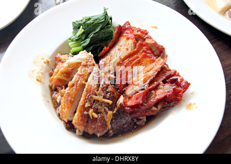 Diese Thai Lebensmittel von gegrilltem Entenfleisch und Schweinefleisch in weiße Schale. Stockfoto