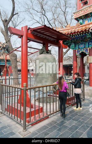 Zeremonielle Glocke in Yonghe-Tempel, auch bekannt als Yonghe Lamasery oder einfach Lama-Tempel in Peking, China Stockfoto