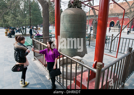 Zeremonielle Glocke in Yonghe-Tempel, auch bekannt als Yonghe Lamasery oder einfach Lama-Tempel in Peking, China Stockfoto