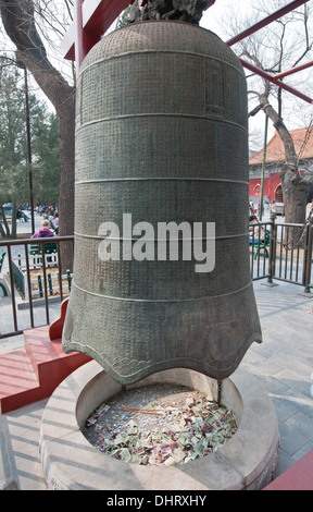 Zeremonielle Glocke in Yonghe-Tempel, auch bekannt als Yonghe Lamasery oder einfach Lama-Tempel in Peking, China Stockfoto