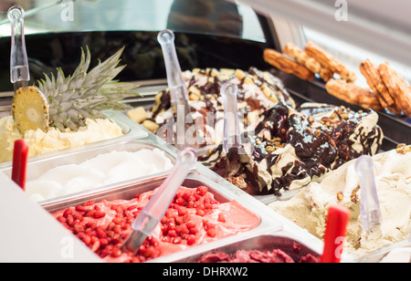 Eis, Eis, präsentieren, Gelateria, lecker, Closeup, enge, Schokolade, Beeren, Ananas, Obst, Früchte, frisch, Wafer, Waffel, dolce Stockfoto