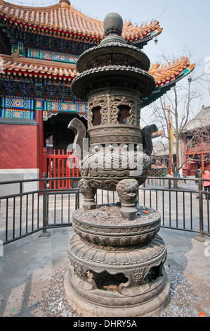 Weihrauch-Brenner im Yonghe-Tempel, auch bekannt als Yonghe Lamasery oder einfach Lama-Tempel in Peking, China Stockfoto