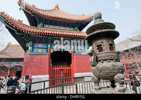 Weihrauch-Brenner im Yonghe-Tempel, auch bekannt als Yonghe Lamasery oder einfach Lama-Tempel in Peking, China Stockfoto