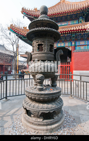 Weihrauch-Brenner im Yonghe-Tempel, auch bekannt als Yonghe Lamasery oder einfach Lama-Tempel in Peking, China Stockfoto