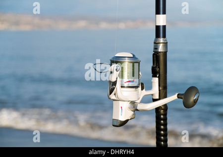 Detail einer Angelrolle und Stab mit Mittelmeer im Hintergrund. Malaga, Spanien. Stockfoto