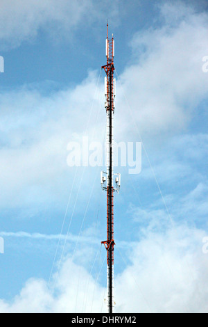 Die Bild-Fokus-Antenne Array Telefon- und Mobile auf blauen Himmel. Stockfoto