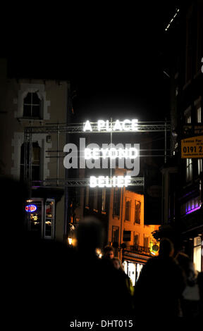 Durham, Großbritannien. 14. November 2013. Bild: Ein Ort jenseits des Glaubens, Nathan Coley A Ort jenseits des Glaubens (Sattler-Straße) Credit: Alan Sill/Alamy Live News Stockfoto