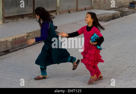 Ovakent, Türkei. 14. November 2013. Afghanische Turk Mädchen in Ovakent, Türkei nahe der syrischen Grenze. Das Dorf Ovakent wurde mit 180 Familien, die hier von der türkischen Regierung 1982 aus eingeflogen pakistanischen Flüchtlingslagern während der sowjetischen Besatzung Afghanistans gegründet. Bewohner hier sympathisieren mit ihren syrischen Nachbarn, die ihr Land von der Eskalation des Bürgerkrieges geflohen sind, Suche nach Sicherheit in der Türkei. Das kleine Dorf Ovakent ist ein in der Nähe von Spiegelbild des Afghanistan-Kultur, Kleid und Religion. © David Honl/ZUMA Wire/ZUMAPRESS.com/Alamy Live-Nachrichten Stockfoto