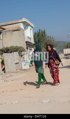 Ovakent, Türkei. 14. November 2013. Jungtürkischen afghanische Frauen in Ovakent, Türkei nahe der syrischen Grenze. Das Dorf Ovakent wurde mit 180 Familien, die hier von der türkischen Regierung 1982 aus eingeflogen pakistanischen Flüchtlingslagern während der sowjetischen Besatzung Afghanistans gegründet. Bewohner hier sympathisieren mit ihren syrischen Nachbarn, die ihr Land von der Eskalation des Bürgerkrieges geflohen sind, Suche nach Sicherheit in der Türkei. Das kleine Dorf Ovakent ist ein in der Nähe von Spiegelbild des Afghanistan-Kultur, Kleid und Religion. © David Honl/ZUMA Wire/ZUMAPRESS.com/Alamy Live-Nachrichten Stockfoto