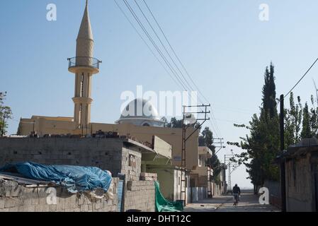 Ovakent, Türkei. 14. November 2013. Eine Moschee in Ovakent, Türkei nahe der syrischen Grenze. Das Dorf Ovakent wurde mit 180 Familien, die hier von der türkischen Regierung 1982 aus eingeflogen pakistanischen Flüchtlingslagern während der sowjetischen Besatzung Afghanistans gegründet. Bewohner hier sympathisieren mit ihren syrischen Nachbarn, die ihr Land von der Eskalation des Bürgerkrieges geflohen sind, Suche nach Sicherheit in der Türkei. Das kleine Dorf Ovakent ist ein in der Nähe von Spiegelbild des Afghanistan-Kultur, Kleid und Religion. © David Honl/ZUMA Wire/ZUMAPRESS.com/Alamy Live-Nachrichten Stockfoto