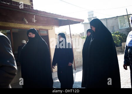 Ovakent, Türkei. 14. November 2013. Turk Afghaninnen in Ovakent, Türkei nahe der syrischen Grenze. Das Dorf Ovakent wurde mit 180 Familien, die hier von der türkischen Regierung 1982 aus eingeflogen pakistanischen Flüchtlingslagern während der sowjetischen Besatzung Afghanistans gegründet. Bewohner hier sympathisieren mit ihren syrischen Nachbarn, die ihr Land von der Eskalation des Bürgerkrieges geflohen sind, Suche nach Sicherheit in der Türkei. Das kleine Dorf Ovakent ist ein in der Nähe von Spiegelbild des Afghanistan-Kultur, Kleid und Religion. © David Honl/ZUMA Wire/ZUMAPRESS.com/Alamy Live-Nachrichten Stockfoto