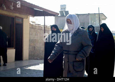 Ovakent, Türkei. 14. November 2013. Turk Afghaninnen in Ovakent, Türkei nahe der syrischen Grenze. Das Dorf Ovakent wurde mit 180 Familien, die hier von der türkischen Regierung 1982 aus eingeflogen pakistanischen Flüchtlingslagern während der sowjetischen Besatzung Afghanistans gegründet. Bewohner hier sympathisieren mit ihren syrischen Nachbarn, die ihr Land von der Eskalation des Bürgerkrieges geflohen sind, Suche nach Sicherheit in der Türkei. Das kleine Dorf Ovakent ist ein in der Nähe von Spiegelbild des Afghanistan-Kultur, Kleid und Religion. © David Honl/ZUMA Wire/ZUMAPRESS.com/Alamy Live-Nachrichten Stockfoto