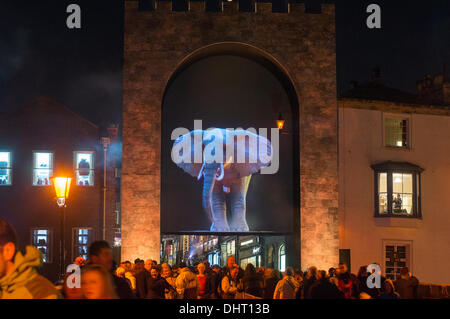 Durham, Großbritannien. 14. November 2013. Elephantastic durch Top'La Design auf Elvet Bridge, Durham Stadt Durham Lumiere Kredit: Washington Imaging/Alamy Live-Nachrichten Stockfoto