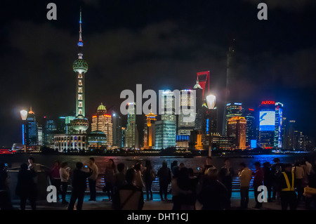 Skyline von Pudong vom Bund in der Nacht, Shanghai, China Stockfoto