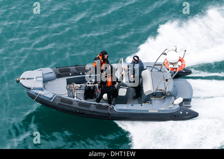 Scuba Diving aufblasbare Speedboat gehen / Rückkehr aus einem Tauchgang, drei Männer in nassen Badesachen. Mittelmeer, Europa. Ansicht von oben. Stockfoto