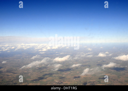 Einen Blick auf ein Flugzeug fliegen, Gatwick Flughafen, Vereinigtes Königreich Stockfoto