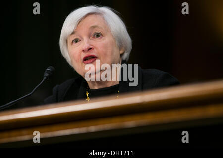 Washington DC, USA. 14. November 2013. Janet Yellen bezeugt vor dem Senate Banking Committee während einer Anhörung über ihre Ernennung zu Vorsitzenden der Federal Reserve Bank am 14. November 2013 in Washington, DC Credit: Kristoffer Tripplaar/Alamy Live News Stockfoto