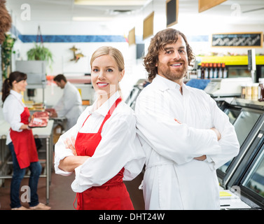 Zuversichtlich Metzger stehend Arme verschränkt Stockfoto