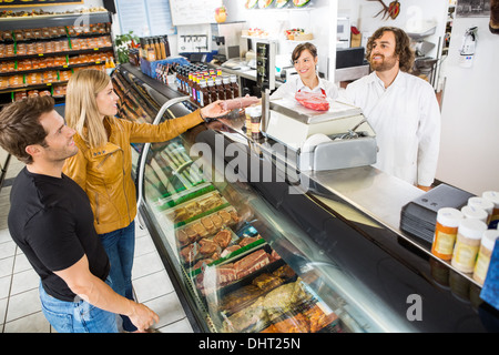 Paar Fleisch vom Verkäufer im Shop kaufen Stockfoto