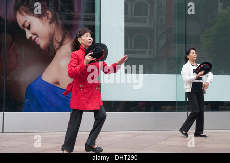 Am Abend Tai Chi Gruppe Ausübung auf Nanjing Dong Lu, Shanghai Stockfoto