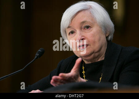 Washington DC, USA. 14. November 2013. Janet Yellen bezeugt vor dem Senate Banking Committee während einer Anhörung über ihre Ernennung zu Vorsitzenden der Federal Reserve Bank am 14. November 2013 in Washington, DC Credit: Kristoffer Tripplaar/Alamy Live News Stockfoto