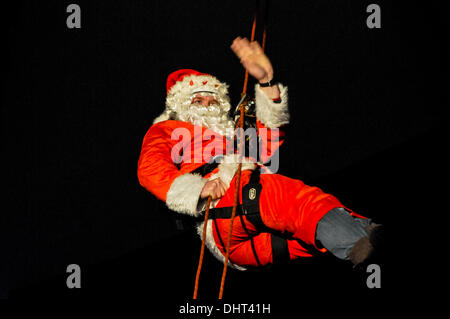 Belfast, Nordirland. 13. November 2013 - Santa kommt am Victoria Square Einkaufszentrum zum Einschalten der Weihnachtsbeleuchtung Credit: Stephen Barnes/Alamy Live News Stockfoto