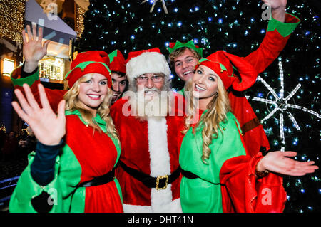 Belfast, Nordirland. 13. November 2013 - Santa kommt am Victoria Square Einkaufszentrum zum Einschalten der Weihnachtsbeleuchtung Credit: Stephen Barnes/Alamy Live News Stockfoto