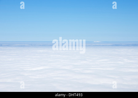 Foto von geschwollenen Wolken und blauer Himmel über den Wolken. Stockfoto