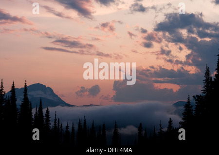 Sonnenuntergang und dramatische Wolken über den Livingtson Bereich und Geier Peak im Glacier National Park, Montana. Stockfoto