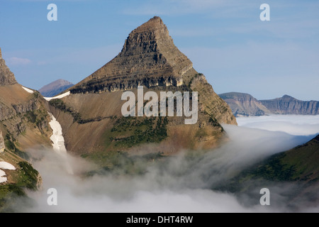 Wolken übergreifen Stony indischen Pass unter Wahcheechee Peak im Glacier National Park, Montana. Stockfoto