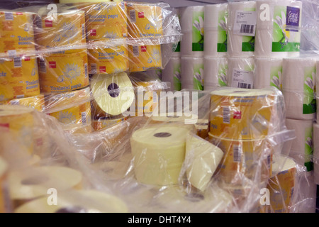 Verkauf von Produkten, Toilettenpapierrollen im Supermarkt Tschechien Stockfoto