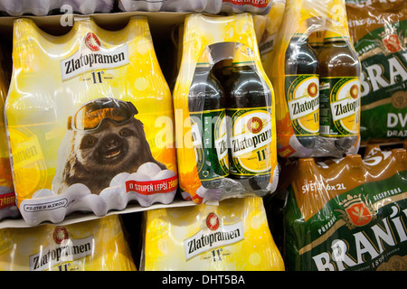 2 l PET-Flaschen von Biermarken Zlatopramen und Braník. Im Supermarkt Tschechische Stockfoto