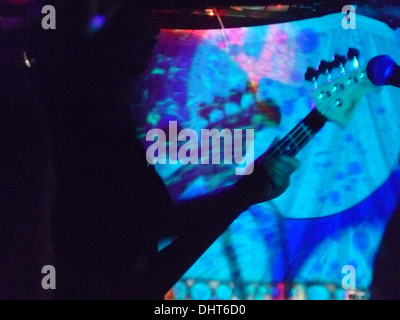 Launisch Gitarre Schatten bei einem Gig veteran japanische psychedelische Band Acid Mothers Temple an auf klebrigen Mike in Brighton, UK Stockfoto