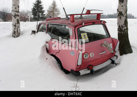 Schneebedeckte rosa Trabant Kombi, Auto in Schnee geparkt, Trabant in Schnee Winterszene Stockfoto